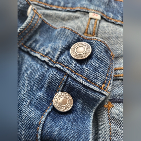 Levis size 29, Great For Curves! - Picture 11 of 12